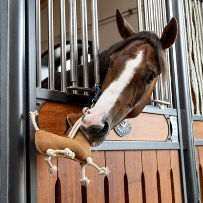 Pferd spielt neugierig mit dem LeMieux Pferdespielzeug Dackel aus Wildleder – perfekte Beschäftigung gegen Langeweile in der Box, erhältlich bei ePony Reitsport.