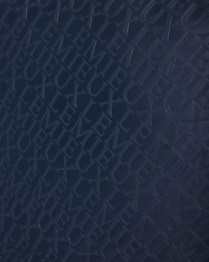 Nahaufnahme des dezenten LeMieux Allover Prints auf der Stiefeltasche Luxe Navy – feine Markenprägung in edlem Design.