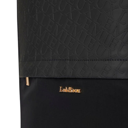 Detailansicht der LeMieux Luxe Stiefeltasche mit goldenen Metallapplikationen, LeMieux Logo und Fronttasche für Sporen &amp; Zubehör.