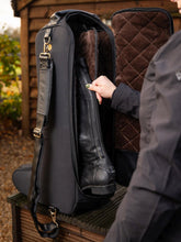 Innenansicht der LeMieux Luxe Stiefeltasche mit weichem Kunstfell und Trennwand – schützt hochwertige Dressur- und Springstiefel.