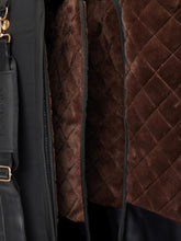 Innenansicht der LeMieux Luxe Stiefeltasche mit braunem, gestepptem Kunstfell, schwarzem Kunstlederboden und Trennwand – luxuriöse Reitstiefel Tasche innen.