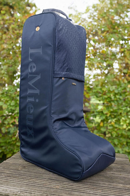 LeMieux Stiefeltasche Luxe Navy steht vor dem Stall – stilvolle Reitstiefel Tasche für Turnier, Training und Reisen.
