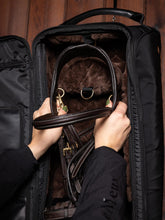 Innenansicht der LeMieux Trensentasche Luxe Schwarz mit weichem Kunstfell gepolstert, schützt Trensen, Kandaren und Stirnbänder, abwischbares Kunstleder im unteren Bereich, perfekte Aufbewahrung und Transport für Reitsportzubehör.