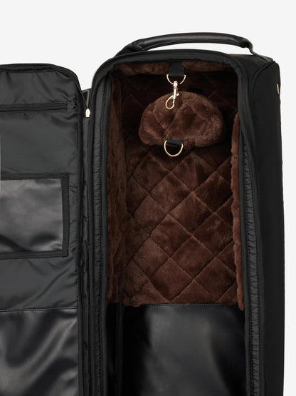 Detail der gebogenen Schon-Auflage in der LeMieux Trensentasche Luxe Schwarz, mit Kunstfell für sicheren Schutz von Trensen und Kandaren, Karabinerhaken verhindert Abrutschen beim Transport, ideal für Turnierreiterinnen und Turnierreiter.