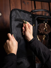 Die seitlichen Fächer in der Trensentasche Luxe in schwarz bieten zusätzlichen Stauraum für Gebisse, Trensenteile, Reithandschuhe, Kleinigkeiten und weiteres Zubehör. Verschlossen mit Reißverschluss oder als Einschubtasche.Der Reißverschluss-Ziper ist in gold ausgeführt.