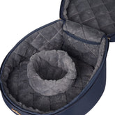 Innenansicht der LeMieux Helmtasche Luxe Navy mit grauem Kunstfell und weichem Fellkranz für maximalen Schutz des Reithelms.