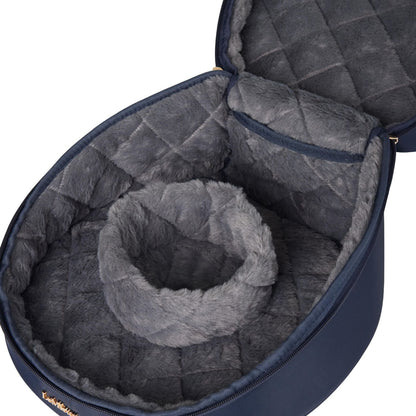 Innenansicht der LeMieux Helmtasche Luxe Navy mit grauem Kunstfell und weichem Fellkranz für maximalen Schutz des Reithelms.