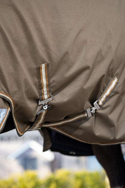 Detailaufnahme der LeMieux Arika Ripstop Pferdedecke – gekreuzte Bauch- und Beingurte für sicheren Sitz, reflektierende Elemente für bessere Sichtbarkeit.