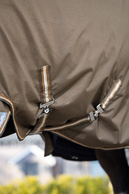 Detailaufnahme der LeMieux Arika Ripstop Pferdedecke – gekreuzte Bauchgurte die eine sicher Lage und Position der LeMieux Decke garantieren. Kein Verrutschen, Schutz vor Regen und Nässe.