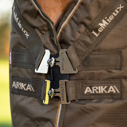 Die robusten T-Verschlüsse mit T-Steg sind um 45° abgewinkelt und vermeiden Reibung, indem sie die entstehenden Kräfte gleichmäßig verteilen. Für maximale Bewegungsfreiheit und größtmöglichen pferdefreundlichen Komfort. Die Verschlüsse sichern die Lage der Outdoordecke Arika Ripstop Turnout Rug. Für Sicherheit auf Weide, Paddock und im Offenstall.