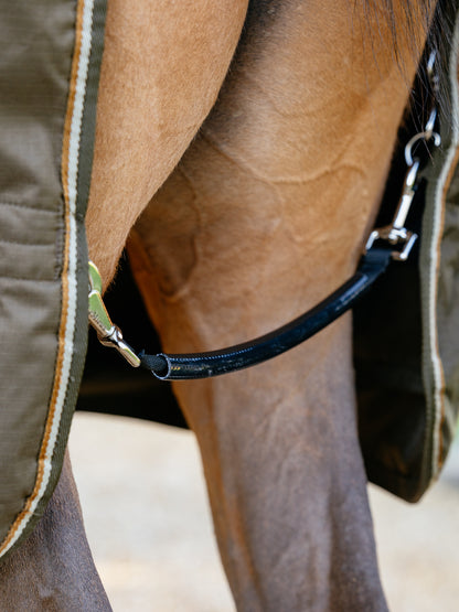 Der Schweifriemen der Weidedecke bzw. Outdoordecke der Arika Ripstop Decke ist mit PVC beschichtet für eine einfache Reinigung. Die robusten Karabinerhaken sorgen für eine einfache Handhabung für schnelles ein und aushaken des Schweifriemens. Hygiene und Sauberkeit bei Outdoordecken spielt für die Pferdehaut eine große Rolle.