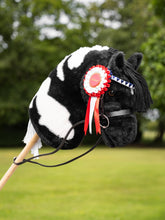 LeMieux Hobby Horse Turniertrense Show Schwarz am Hobby Horse mit zusätzlichen Turnierschleifen und Rosetten – ideal für Kinder die hobby Horse Turniere lieben.