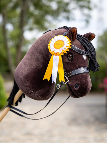 LeMieux Hobby Horse Turnierschleife Gelb – hochwertige Rosette für Erstplatzierte am LeMieux Hobby Horse Freya mit Turniertrense Competition.