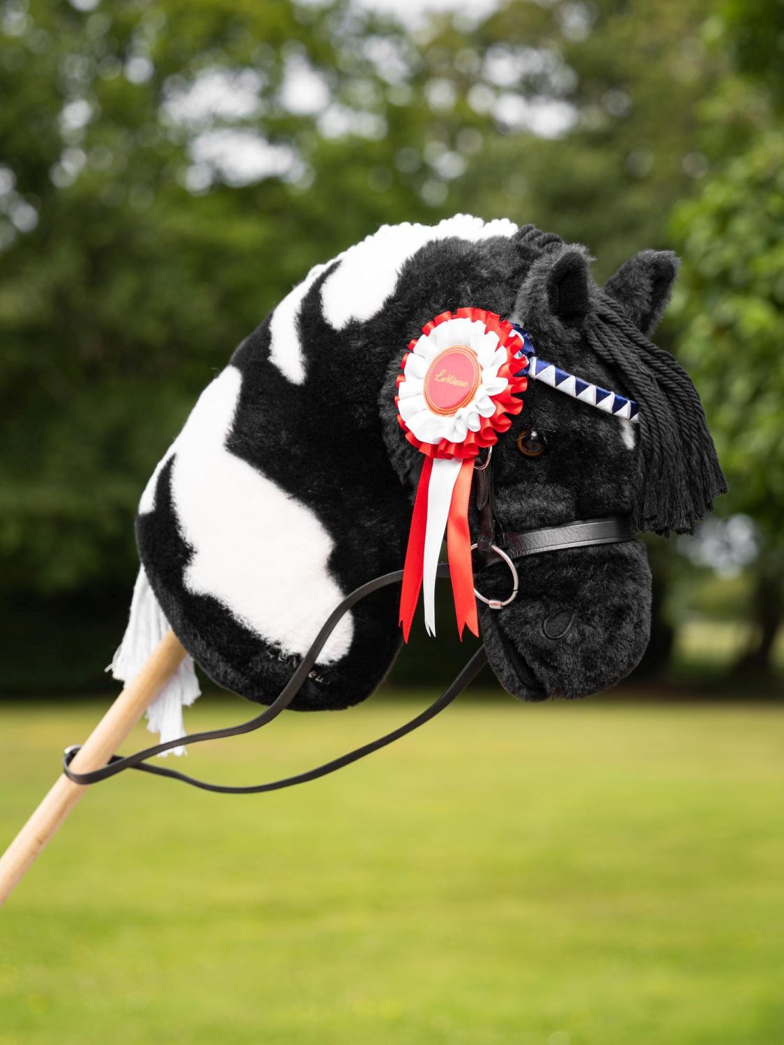 LeMieux Hobby Horse Turnierschleife Rot – hochwertige Rosette für Zweitplatzierte am Hobby Horse Razzle mit Turniertrense.