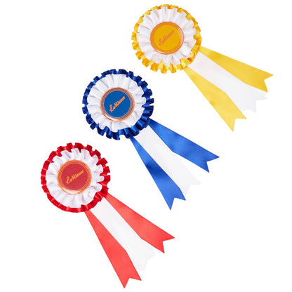 LeMieux Hobby Horse Turnierschleifen Set Multi in Gelb, Rot &amp; Blau – hochwertiges Turnierzubehör für LeMieux Hobby Horses. Schleifen Tragen die Aufschrift Lemieux in der Mitte der Rosette.