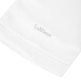 LeMieux Plastron Sparkle – Brustlatz mit silberner LeMieux-Logo-Stickerei und glänzendem Stoff für Dressurturniere.