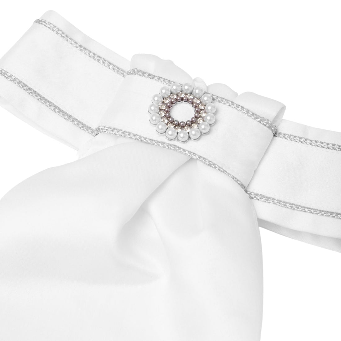 Detailansicht LeMieux Plastron Sparkle – abnehmbare Plastronnadel in Sonnenform mit Kristallsteinen und weißen Perlen.