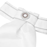 Detailansicht LeMieux Plastron Sparkle – abnehmbare Plastronnadel in Sonnenform mit Kristallsteinen und weißen Perlen.