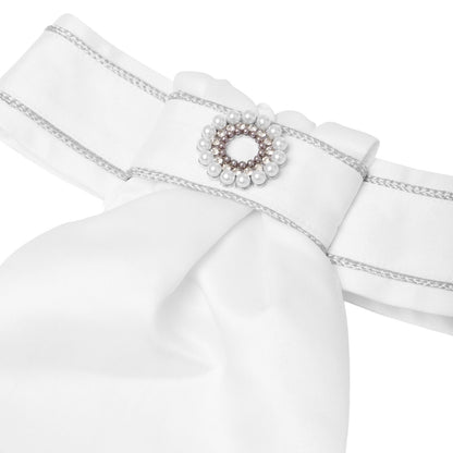 Detailansicht LeMieux Plastron Sparkle – abnehmbare Plastronnadel in Sonnenform mit Kristallsteinen und weißen Perlen.