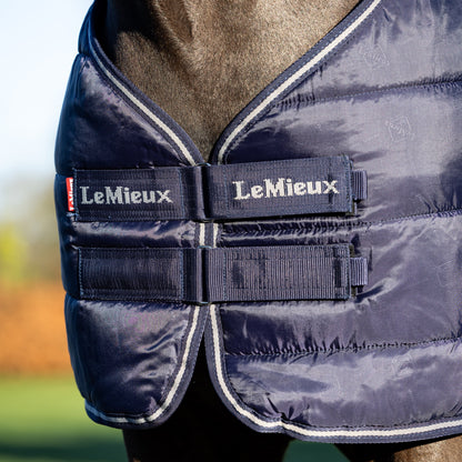 Detailaufnahme des Brustverschlusses mit Klettverschluss an der LeMieux Unterdecke 200 g Navy. Der pferdefreundliche Verschluss stört nicht beim Liegen oder Wälzen und hält die Decke sicher in Position. Ideal als Liner-System mit einer zweiten Linerdecke, die nahtlos befestigt werden kann, für maximalen Komfort und extra Wärme.