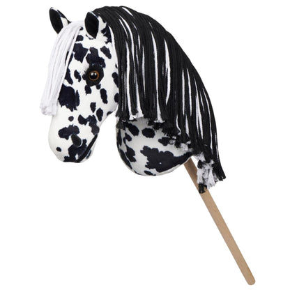 LeMieux Hobby Horse Dakota Appaloosa Steckenpferd mit zweifarbiger Mähne für Western, Dressur und Turniere – realistisches Steckenpferd mit abnehmbarer Holzstange und flauschigem Fell.