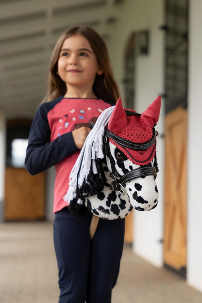 Kind spielt mit dem LeMieux Hobby Horse Dakota – Appaloosa Steckenpferd für kreative Bewegung, Reitsport und Hobby Horsing Training.