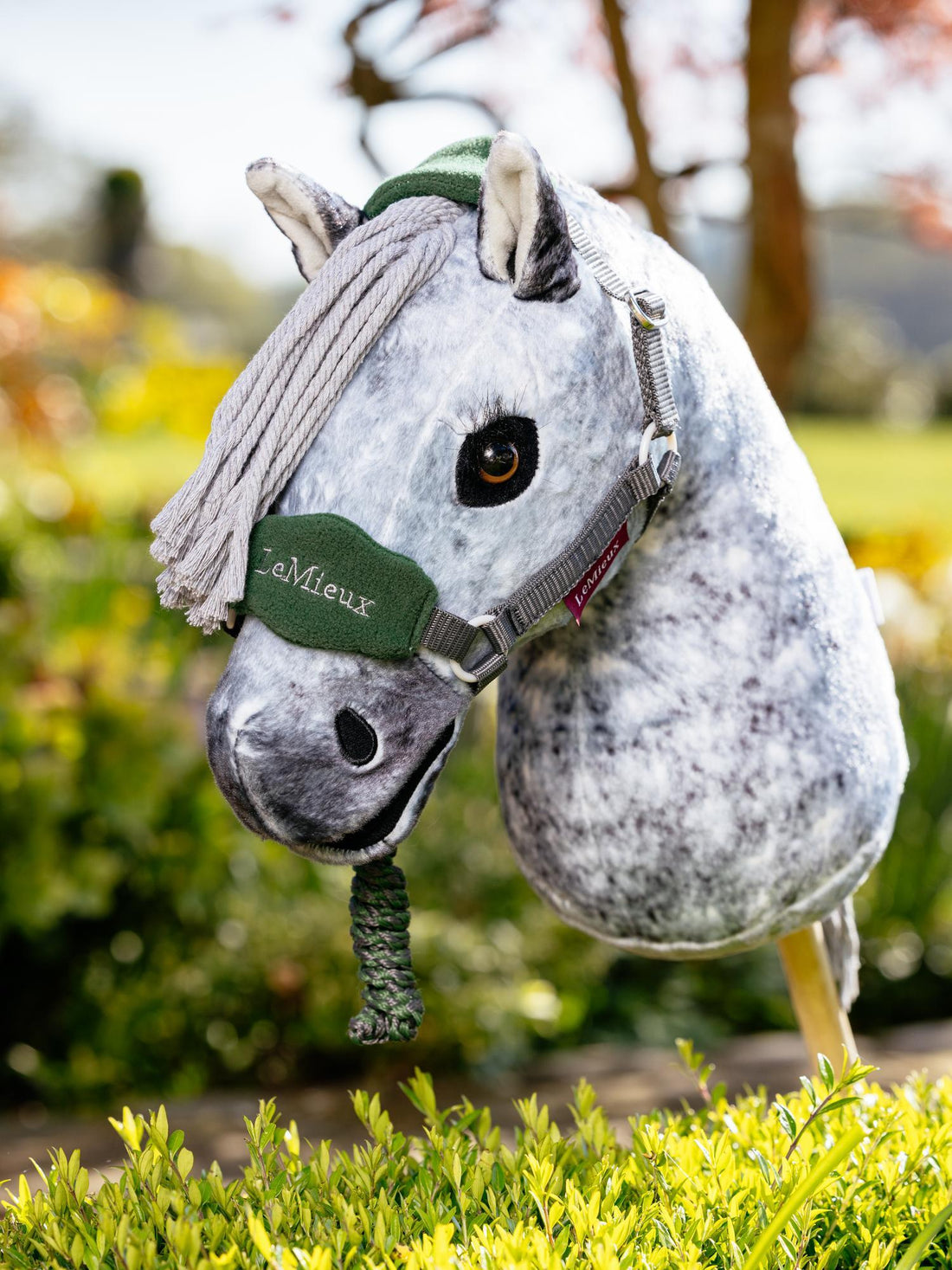 LeMieux Hobby Horse Halfter Vogue Hunter Green an Hobby Horse Sammy draußen – Mini-Halfter mit Führstrick in edlem Grünton, hochwertiges Zubehör für Hobby Horse Training.