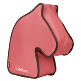 LeMieux Hobby Horse Tragetasche Cranberry – Rückansicht der pferdekopfförmigen Steckenpferd-Tasche mit eleganter dunkler Einfassung.