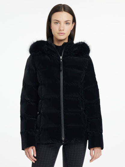 Model trägt die LeMieux Aspen Puffer Jacket Black im Studio – elegante Damen Steppjacke in Samtoptik aus der Aspen Kollektion.
