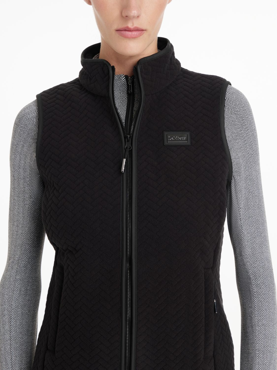 Layering-Style mit LeMieux Aspen Fleece Gilet – kombinierbar mit dem Lemieux Base Layer Aspen Herringbone. Detailansicht Fischgrätmuster der LeMieux Aspen Reitweste – hochwertiges Material.