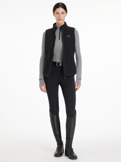 Model trägt die Aspen Fleece Weste Herringbone geöffnet über dem Aspen Base Layer. 