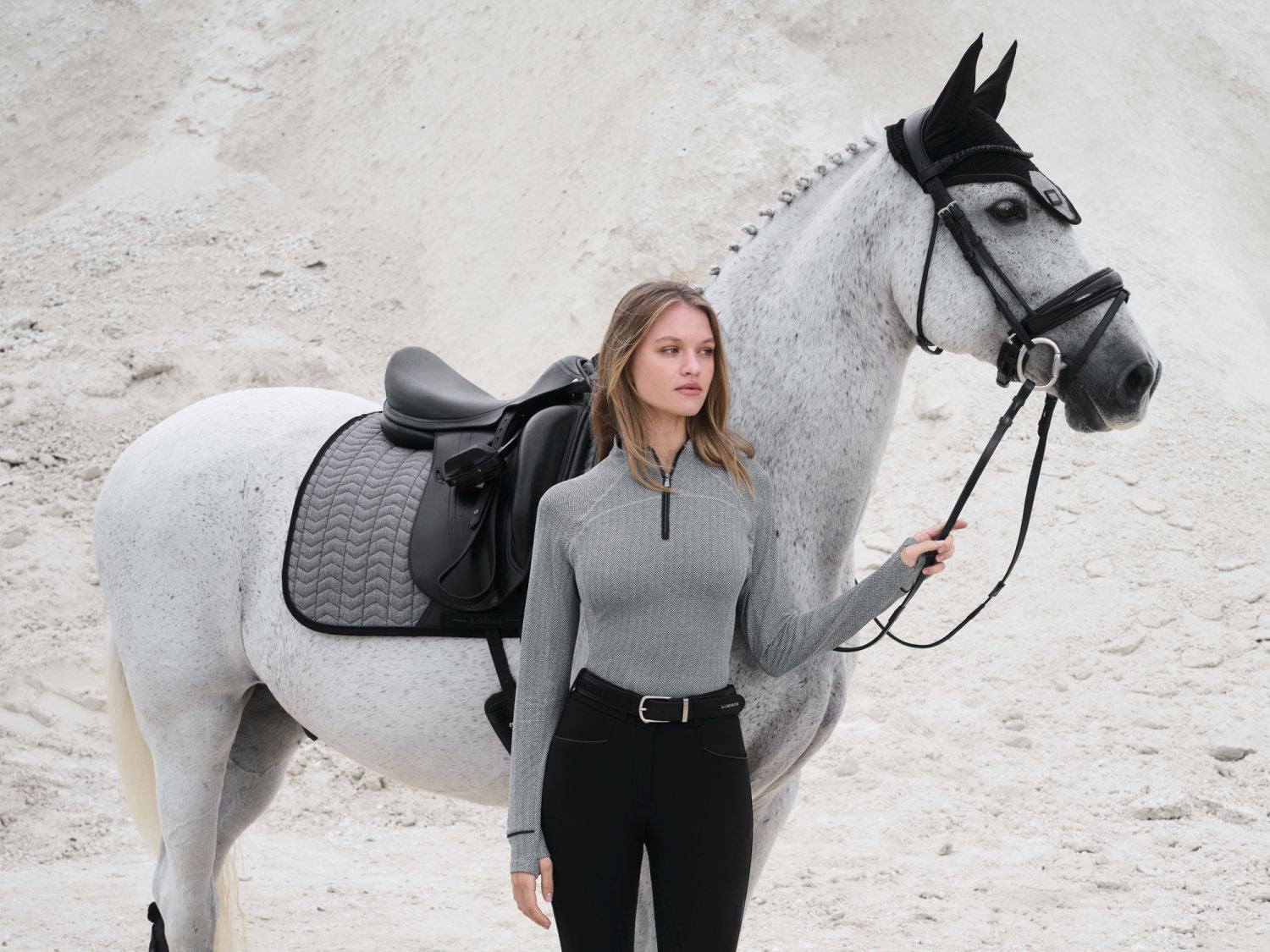 LeMieux Aspen Herringbone Kollektion in Schwarz-Weiß – Base Layer, Schabracke und Fliegenmütze im stilvollen Partnerlook. 
