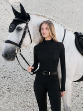 LeMieux Aspen Kollektion Houndstooth Black – Reitshirt, Schabracke und Fliegenmütze im eleganten Schwarz-Grau-Look mit Hahnentrittmuster.