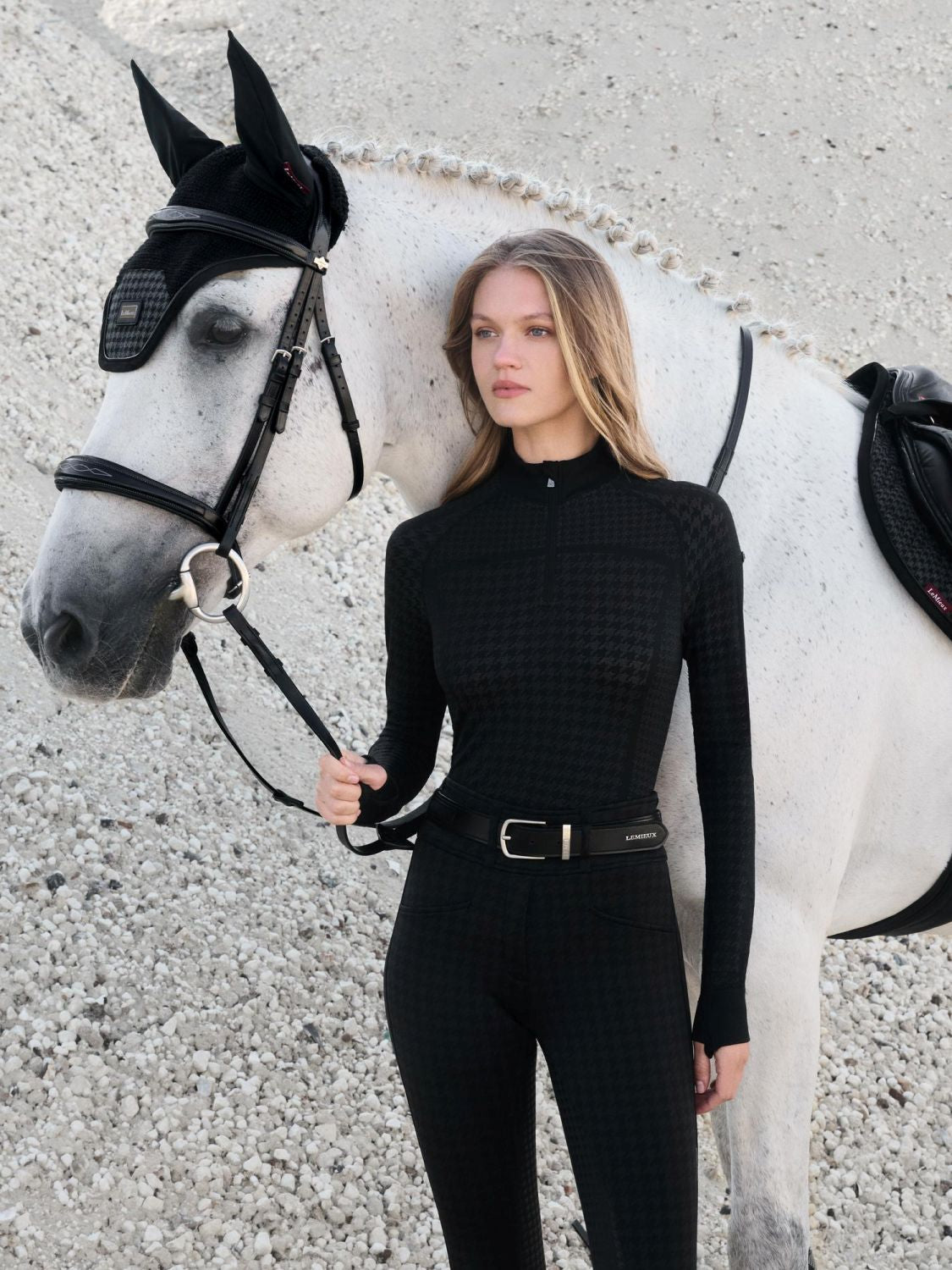 LeMieux Aspen Kollektion Houndstooth Black – Reitshirt, Schabracke und Fliegenmütze im eleganten Schwarz-Grau-Look mit Hahnentrittmuster.