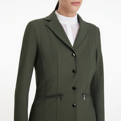 Nahaufnahme des LeMieux Turnierjacket Jessica Mesh in Pine Green: Fokus auf die edlen Logo-Knöpfe, den perforierten Mesheinsatz zur Luftzirkulation unter den Armen und die praktischen Reißverschlusstaschen für das Turnier.