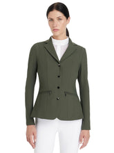 Reiterin im Turnieroutfit trägt das LeMieux Turnierjacket Jessica Mesh in Pine Green – körpernahe Passform und elegante Optik des atmungsaktiven Mesh-Sakkos für Damen während der Prüfung.