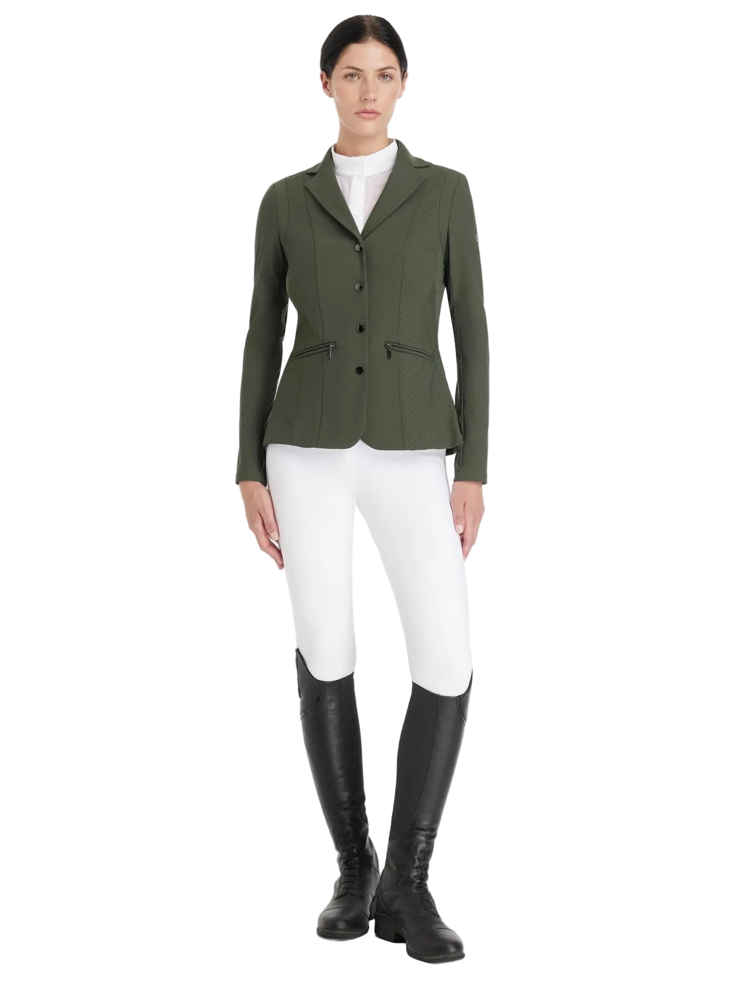 Komplettes Damen Turnieroutfit im Studio: LeMieux Turnierjacket Jessica Mesh in Pine Green kombiniert mit weißer Reithose, Turniershirt und Reitstiefeln – zeigt die elegante, feminine Silhouette und atmungsaktive Performance-Passform.