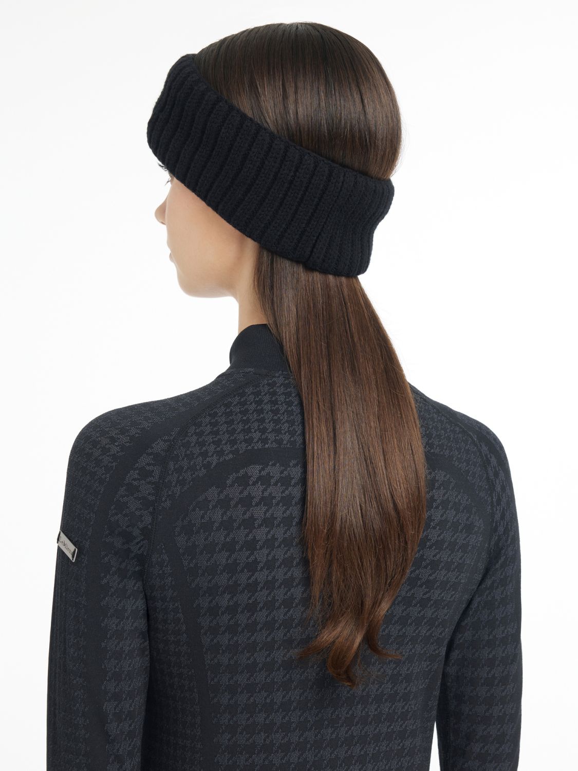 LeMieux Stirnband Aspen Schwarz von hinten – edles Fischgrätmuster und perfekter Sitz für Reiterinnen im Winter.