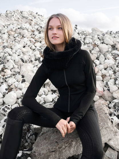 Reiterin trägt LeMieux Aspen Schlauchschal Schwarz mit passendem Stirnband und Aspen Brushed Zip Through Jacket – stilvolles Winter-Reitoutfit.