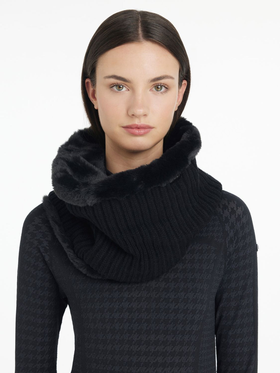 Reiterin trägt LeMieux Schlauchschal Aspen Schwarz von vorne – eleganter Loop-Schal mit Strickmuster für den Winter.