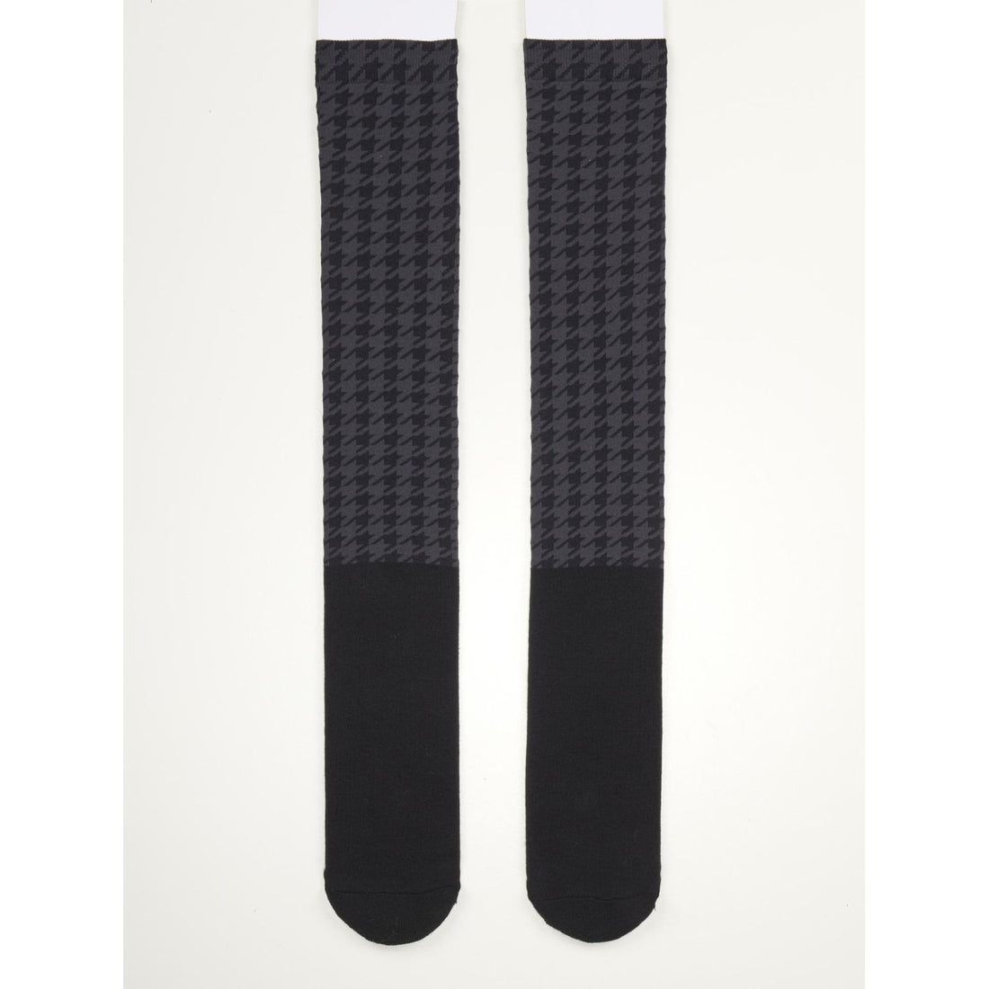 LeMieux Aspen Houndstooth Black Reitstrümpfe – weiche, elegante Kniestrümpfe mit Hahnentrittmuster für modebewusste Reiterinnen. Schwarzer Fußbereich der LeMieux Aspen Houndstooth Reitstrümpfe – nahtloser Komfort für Reitstiefel und Schuhe.