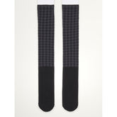 LeMieux Aspen Houndstooth Black Reitstrümpfe – weiche, elegante Kniestrümpfe mit Hahnentrittmuster für modebewusste Reiterinnen. Schwarzer Fußbereich der LeMieux Aspen Houndstooth Reitstrümpfe – nahtloser Komfort für Reitstiefel und Schuhe.