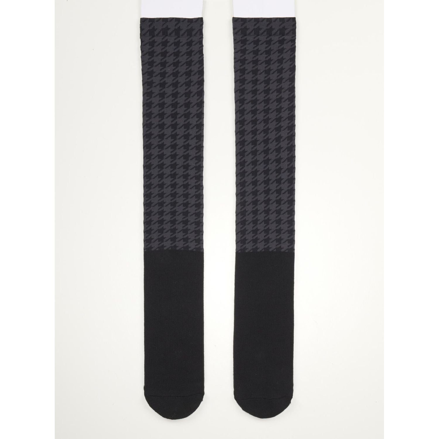 LeMieux Aspen Houndstooth Black Reitstrümpfe – weiche, elegante Kniestrümpfe mit Hahnentrittmuster für modebewusste Reiterinnen. Schwarzer Fußbereich der LeMieux Aspen Houndstooth Reitstrümpfe – nahtloser Komfort für Reitstiefel und Schuhe.