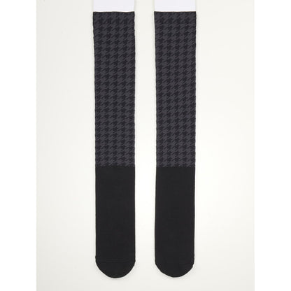 LeMieux Aspen Houndstooth Black Reitstrümpfe – weiche, elegante Kniestrümpfe mit Hahnentrittmuster für modebewusste Reiterinnen. Schwarzer Fußbereich der LeMieux Aspen Houndstooth Reitstrümpfe – nahtloser Komfort für Reitstiefel und Schuhe.