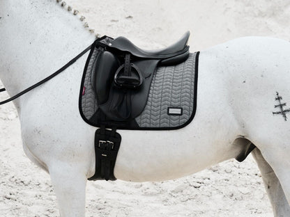 LeMieux Aspen Dressage Square Herringbone schwarz weiß auf Pferderücken, anatomischer Schwanenhals für optimale Rückenlage und Widerristfreiheit.