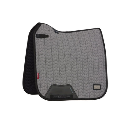 LeMieux Schabracke Aspen Dressage Square Herringbone schwarz weiß mit Fischgrätmuster und Chevron-Steppung, formstabil, anatomischer Schwanenhals, edle Dressurschabracke mit PU-Leder Verstärkung.