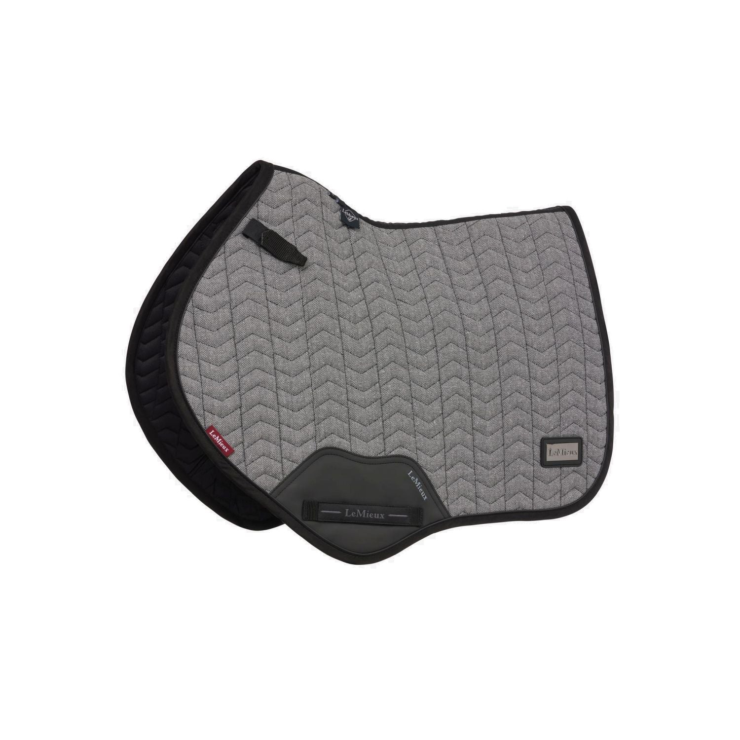 LeMieux Schabracke Aspen Close Contact Square Herringbone in Schwarz-Weiß – Springschabracke mit Fischgrätmuster und eleganter Chevron-Steppung. Hochwertige Sattelunterlage mit anatomischer Form und Lackpaspel, ideal für Springreiten, Pferd und Pony.