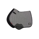 LeMieux Schabracke Aspen Close Contact Square Herringbone in Schwarz-Weiß – Springschabracke mit Fischgrätmuster und eleganter Chevron-Steppung. Hochwertige Sattelunterlage mit anatomischer Form und Lackpaspel, ideal für Springreiten, Pferd und Pony.