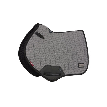 LeMieux Schabracke Aspen Close Contact Square Herringbone in Schwarz-Weiß – Springschabracke mit Fischgrätmuster und eleganter Chevron-Steppung. Hochwertige Sattelunterlage mit anatomischer Form und Lackpaspel, ideal für Springreiten, Pferd und Pony.