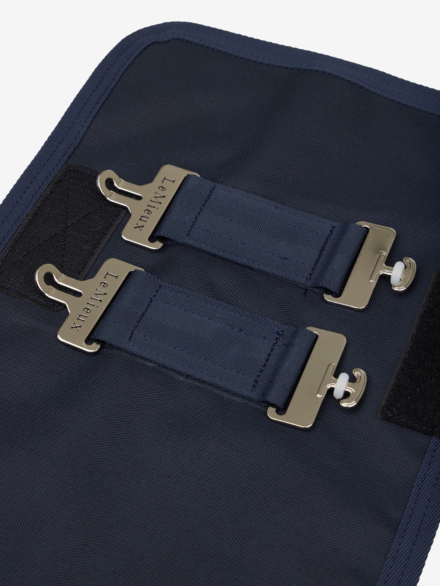 Detailaufnahme der T-Verschlüsse und Klettverschlüsse auf der Vorderseite der LeMieux Brusterweiterung in Navy – für sicheren Halt und perfekte Passform bei Pferdedecken.